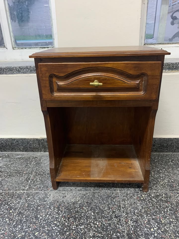 Mesa de Luz de Madera con Cajón – Clásica Barnizada