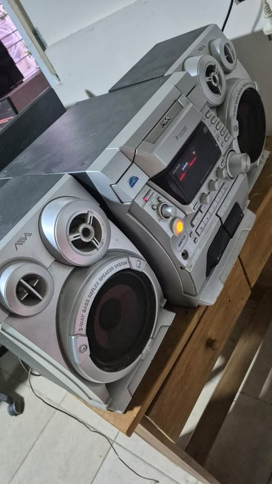 Minicomponente Aiwa con Radio y Entrada Auxiliar para Celular